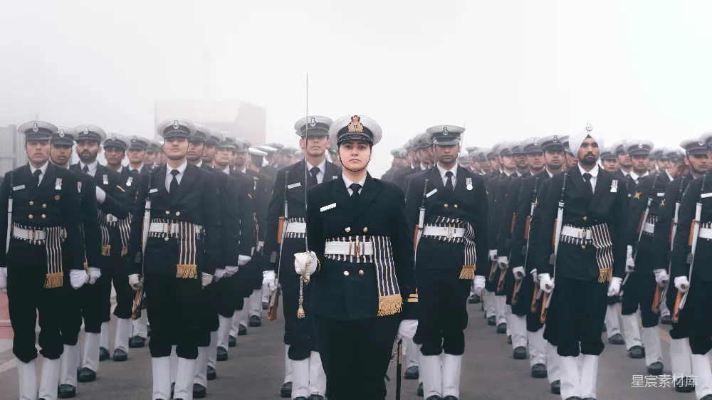高清摄影 人物 一群穿着制服的男子正在街道上行进。