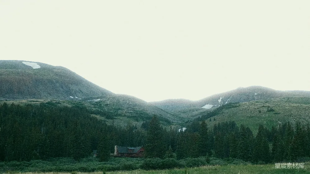 高清摄影  隐居在森林中的小屋，远处有群山。