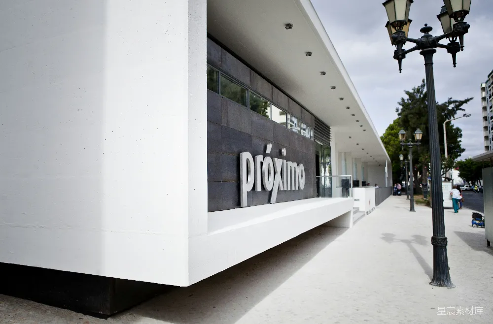 高清摄影  一座现代化的建筑在流线型设计上显示着“próximo”。