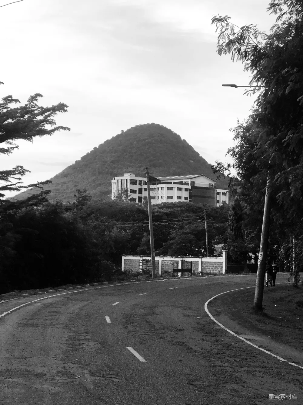 高清摄影  一条路通向山顶的一座建筑。