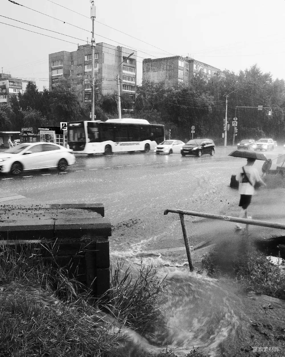 高清摄影  大雨淹没了城市的街道。