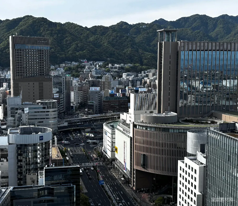 高清摄影  城市全景，背景中有山脉。