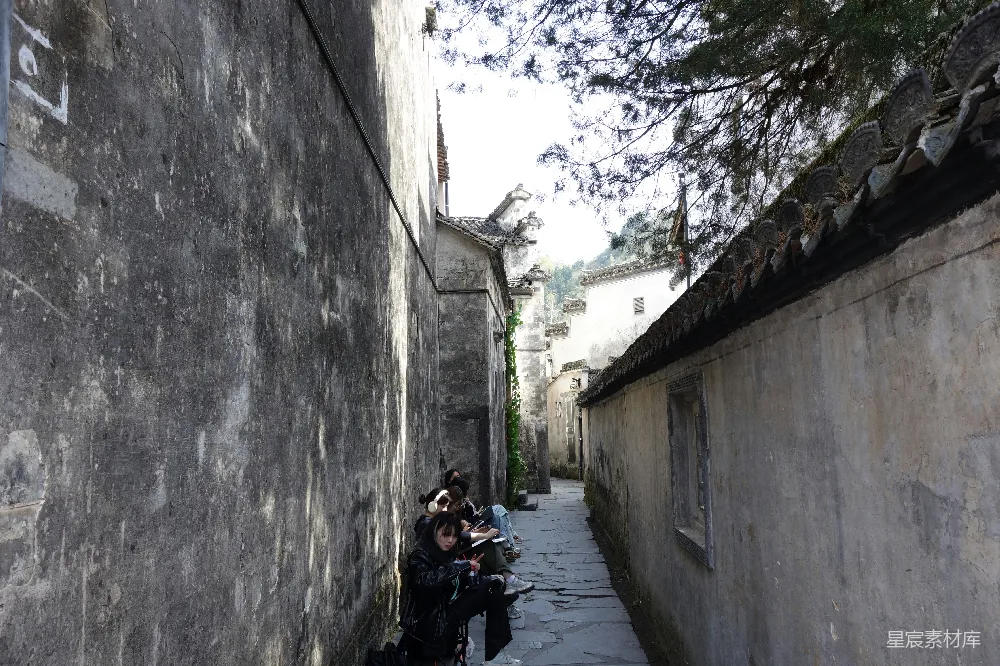 高清摄影  狭窄的巷道，两旁是古老的石屋。