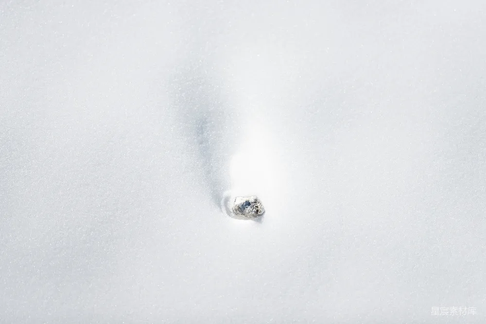 高清摄影 自然 旅行 壁纸 一片覆盖着雪的地面，中间有一个钻石。