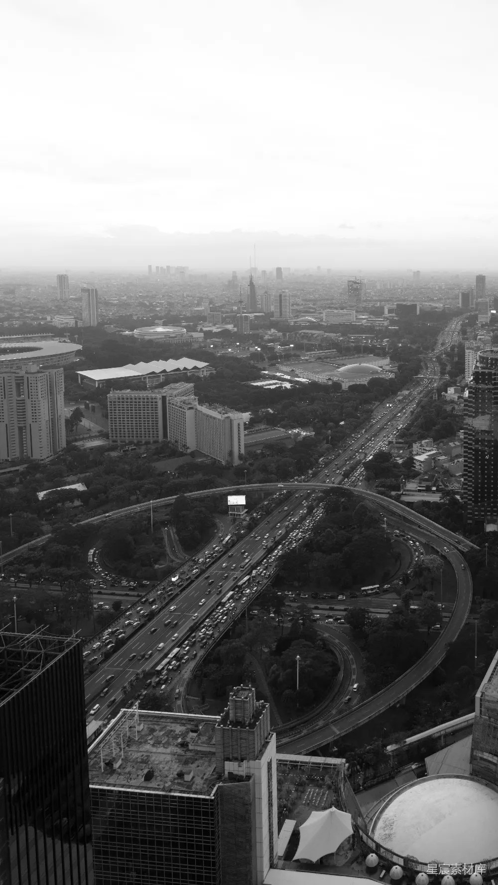 高清摄影  城市天际线的景象，包括高速公路和交通。