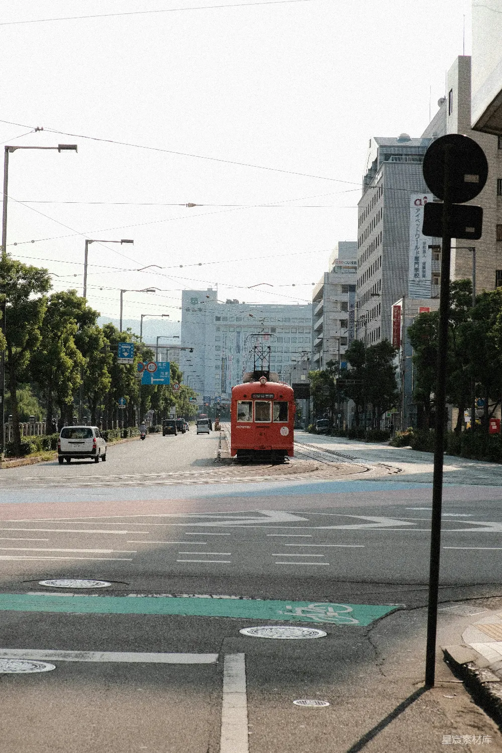 高清摄影  一辆红色的公交车沿着街边高楼行驶
