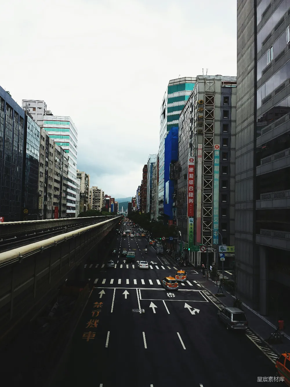 高清摄影  混凝土建筑和有车辆通行的道路