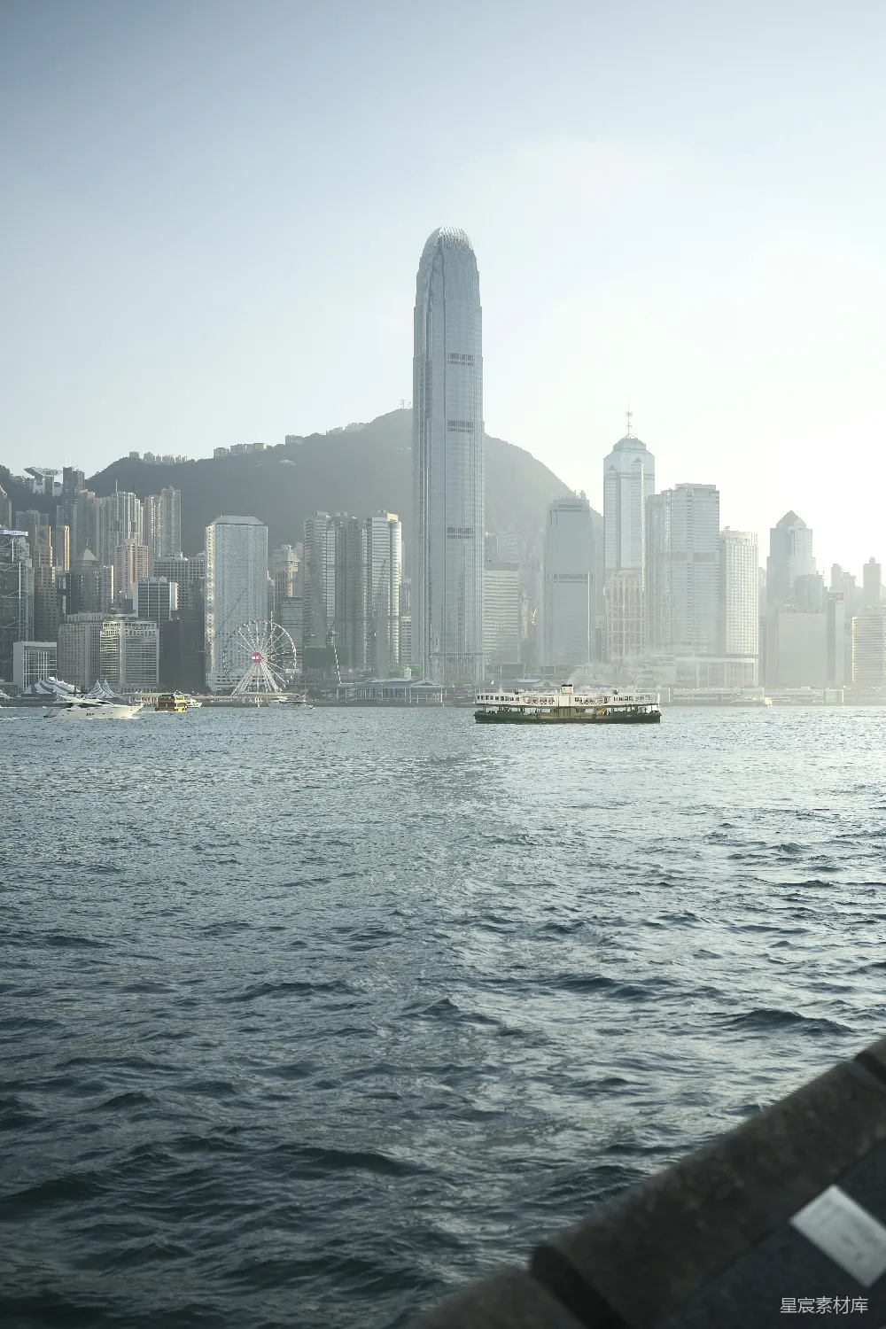高清摄影  香港天际线，前景是海洋。