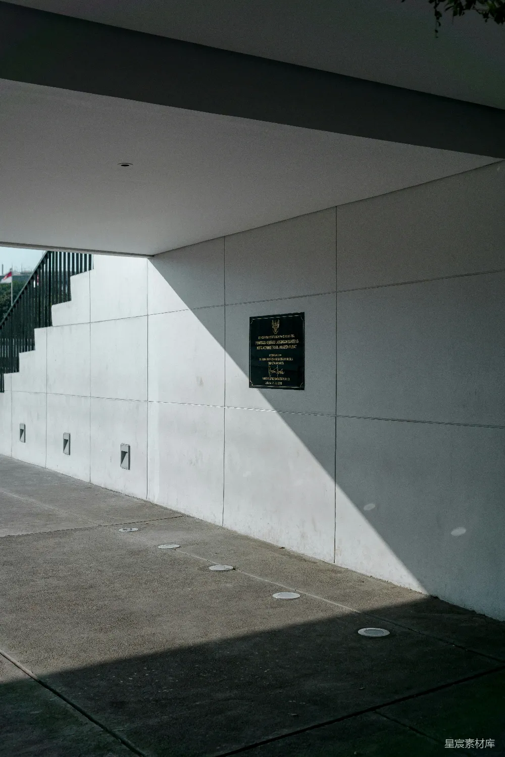 高清摄影  白色混凝土建筑，黑色门