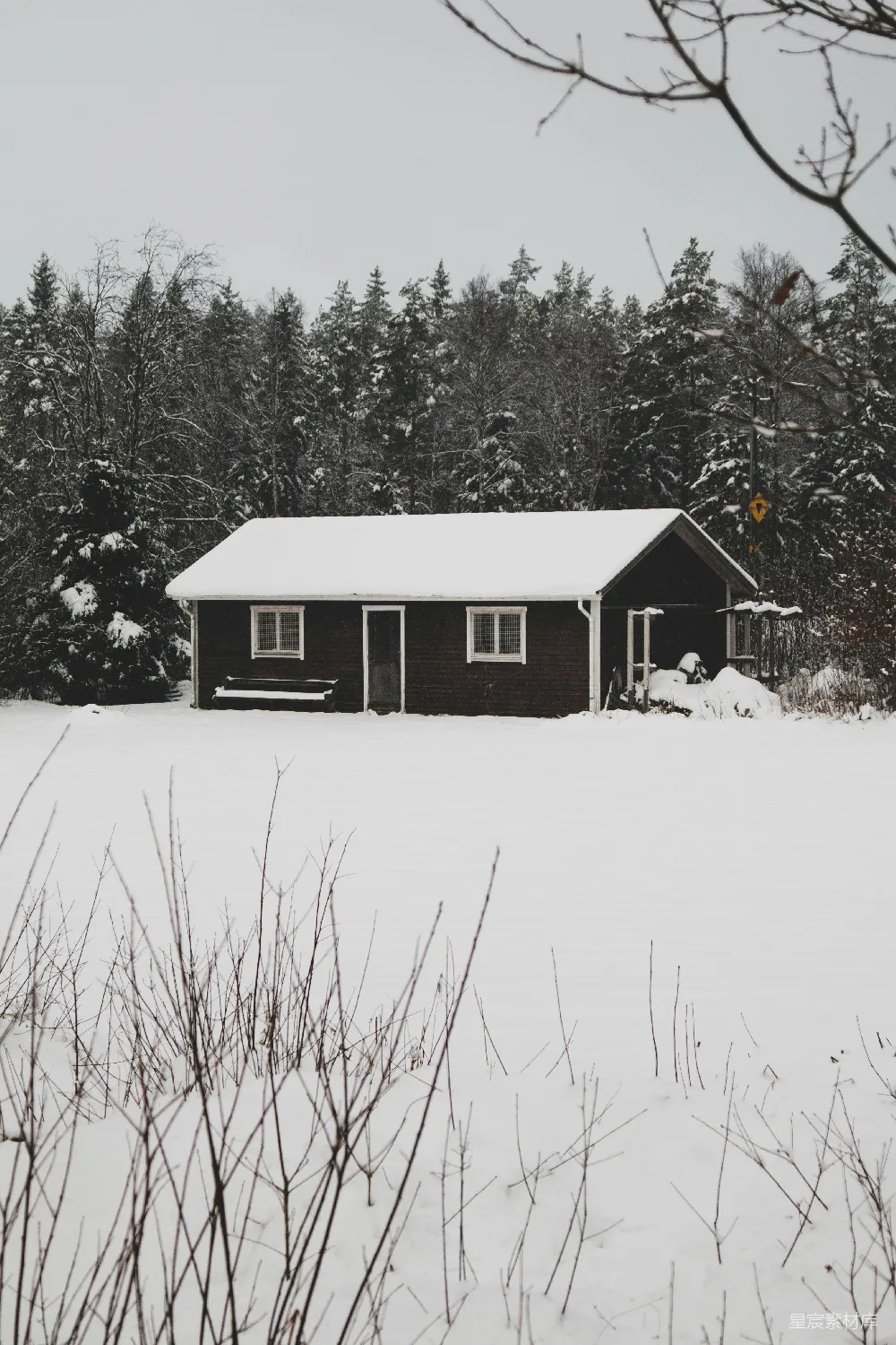 高清摄影  一个小小的木屋位于雪地中央