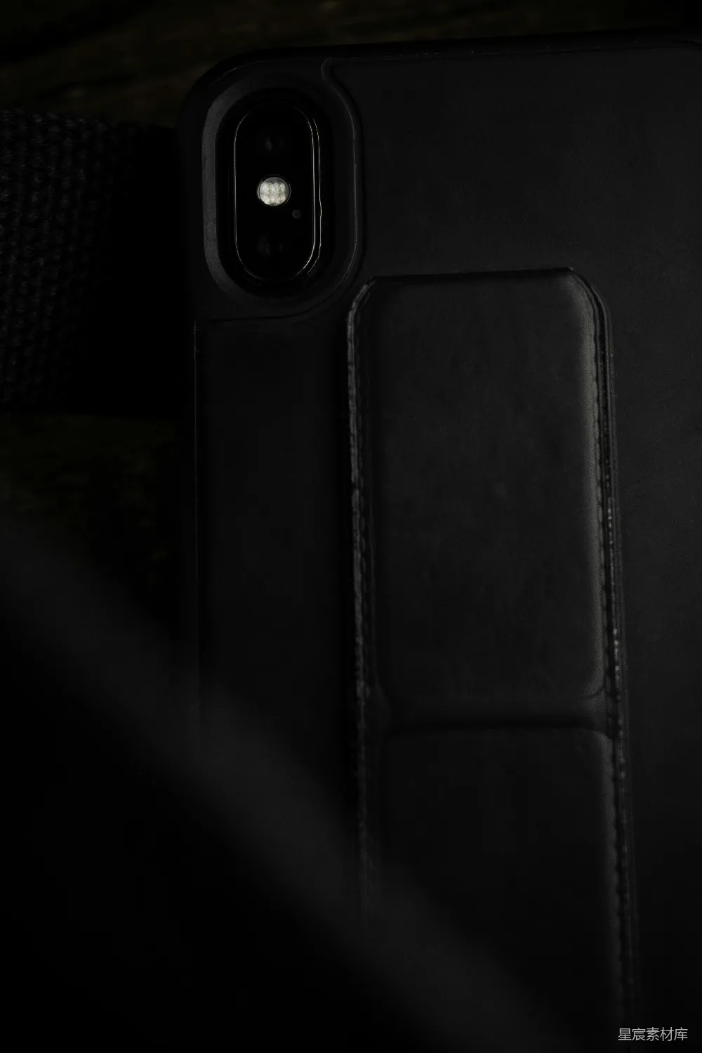 高清摄影 壁纸 黑色iPhone手机壳放在桌子上的背面。