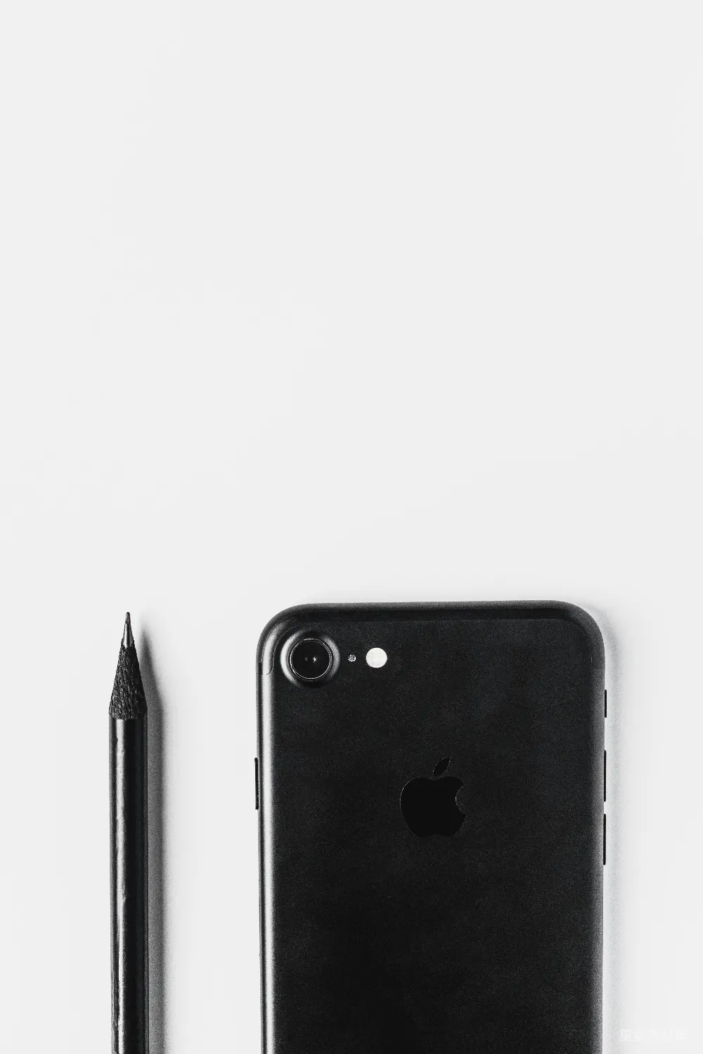 高清摄影 壁纸 黑色的iPhone 7 Plus旁边有一支黑色的钢笔。