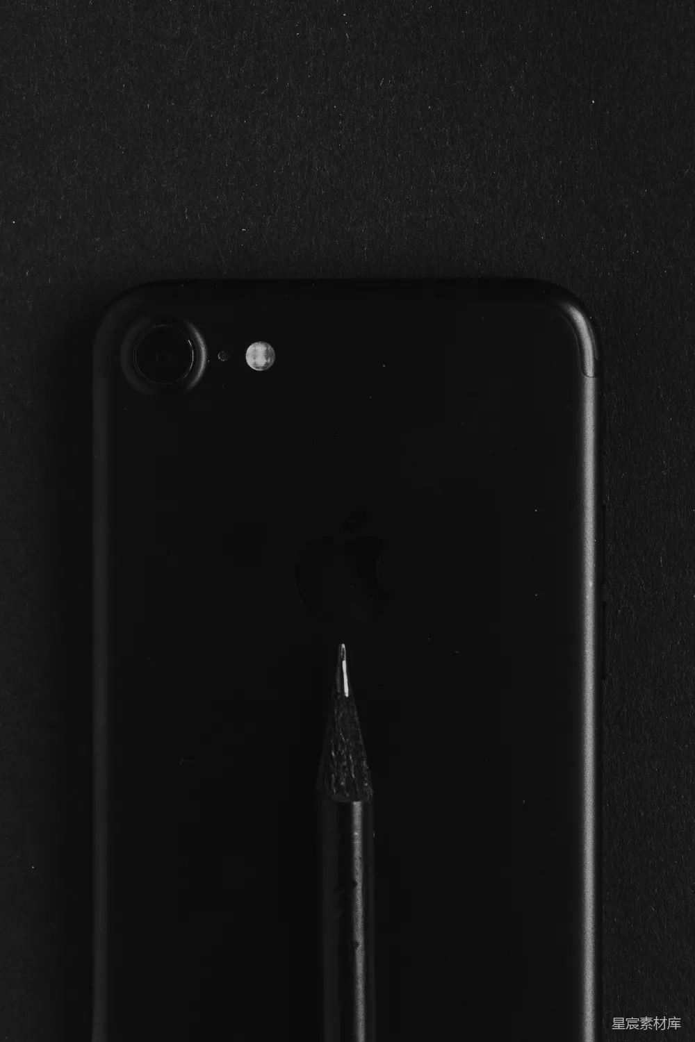 高清摄影  银色的iPhone 6配黑色保护套