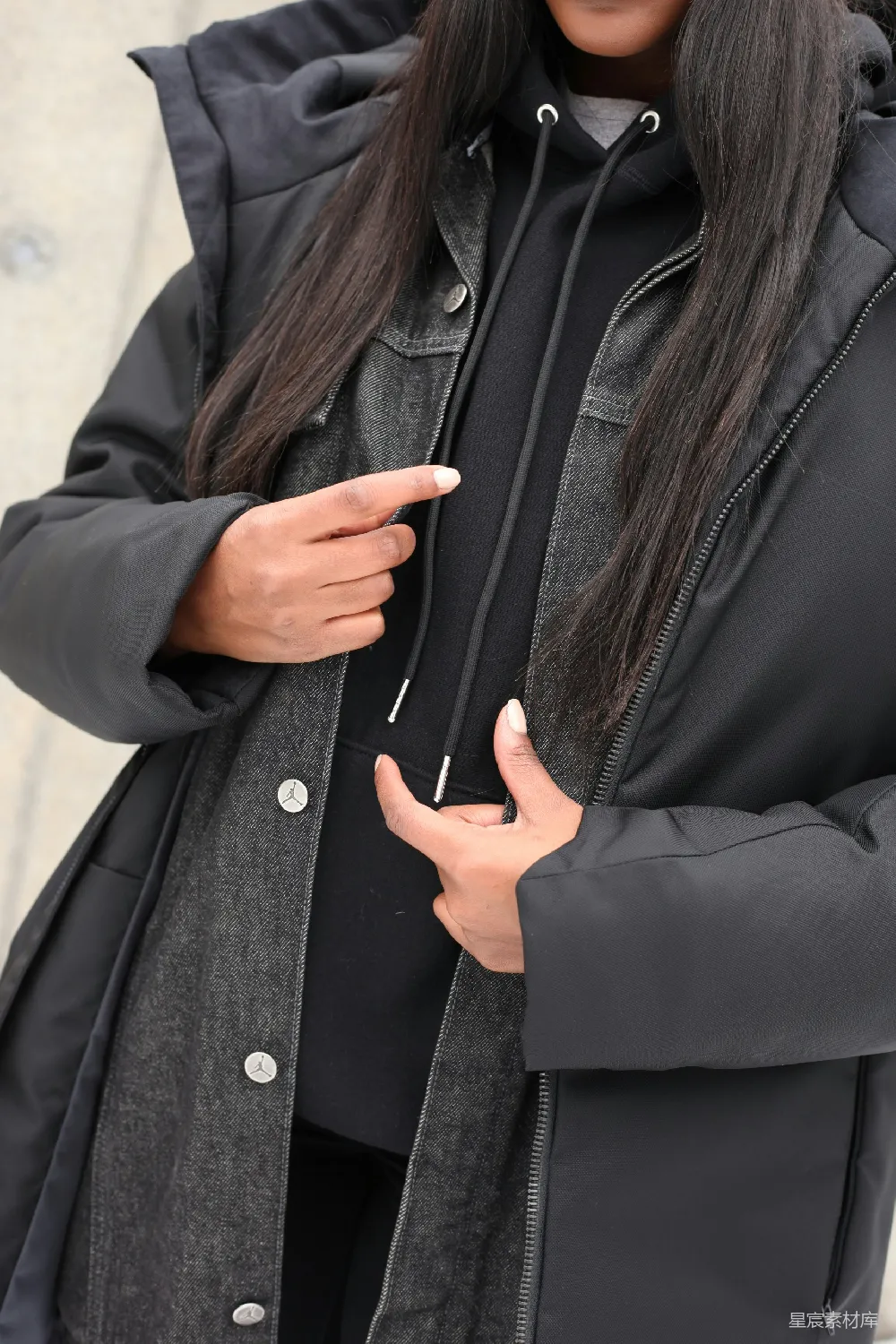 高清摄影  穿着黑色外套的女人托着下巴