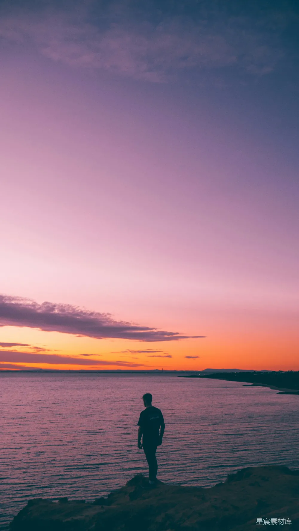 高清摄影 实验性 自然 剪影中的人站在海滩上，夕阳西下。