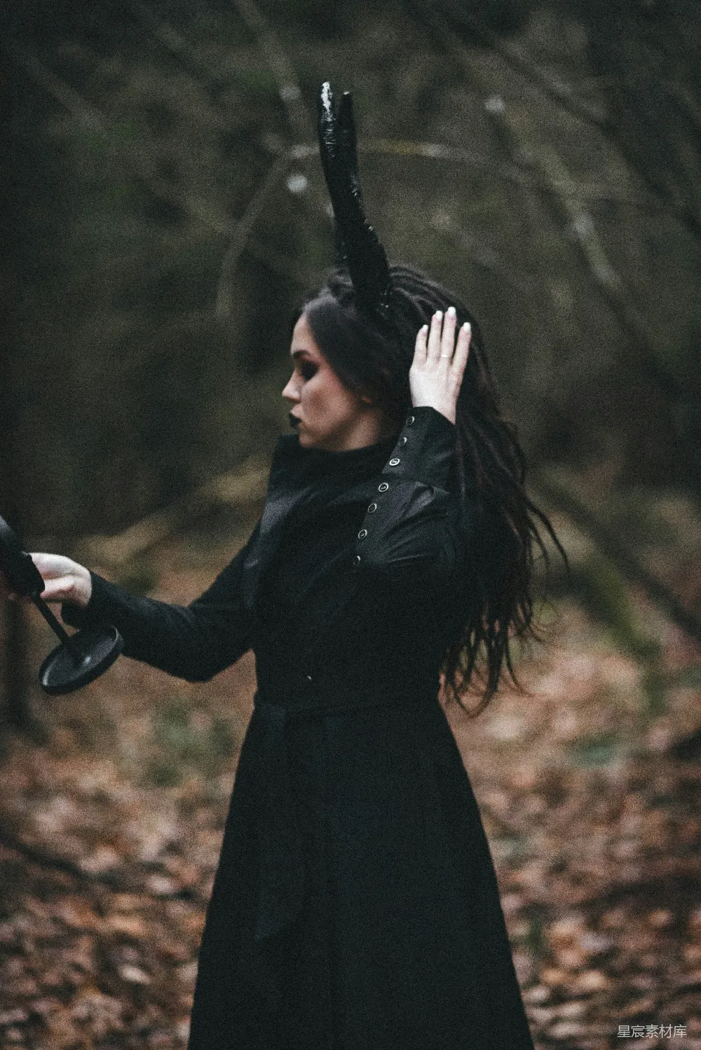 高清摄影  穿着黑色连衣裙的女人撑着一把黑色雨伞