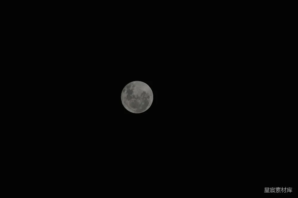 高清摄影 壁纸 在黑暗的夜空中，一轮满月出现。