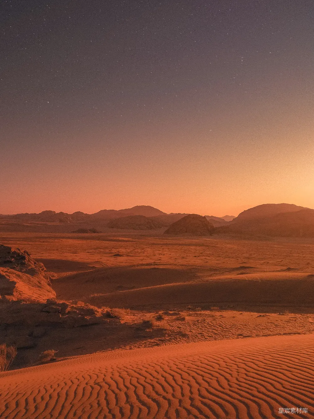 高清摄影 夜晚蓝天下棕色的沙 grains of brown sand under a blue sky