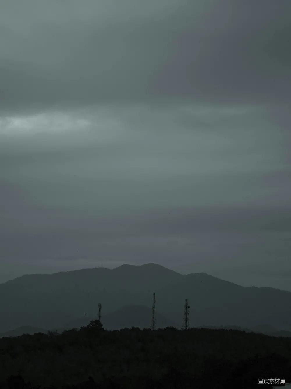 高清摄影  一座有输电线路和背景中的山脉的景观