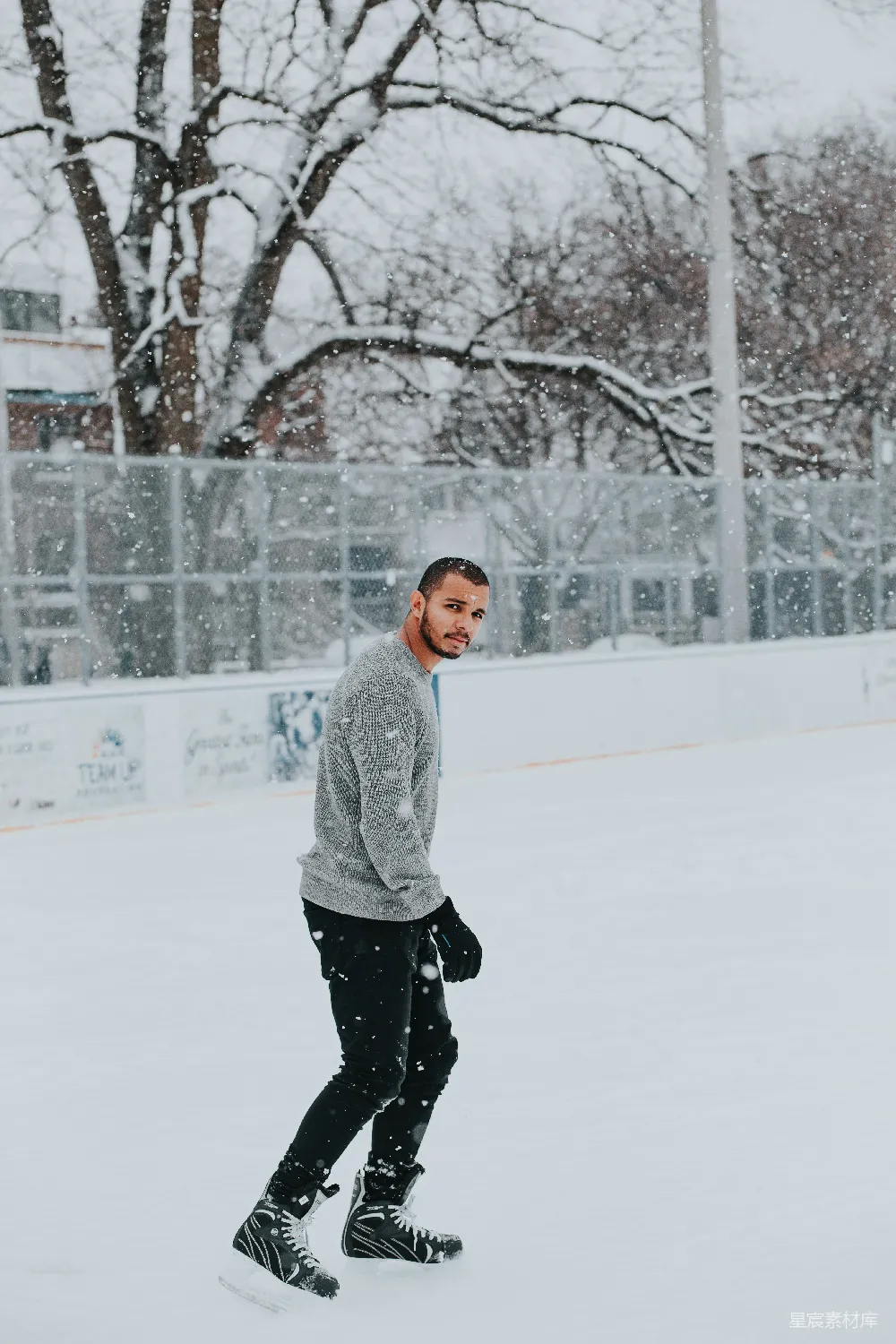 高清摄影  穿灰色毛衣的男人在雪地里行走