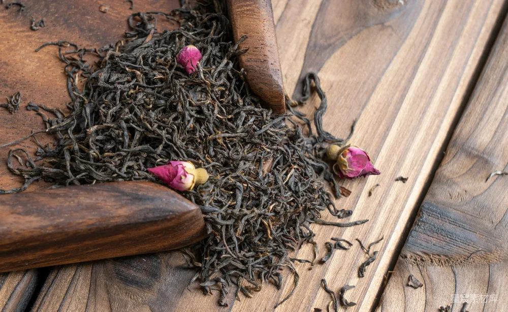 高清摄影  一堆茶叶放在木桌的上面