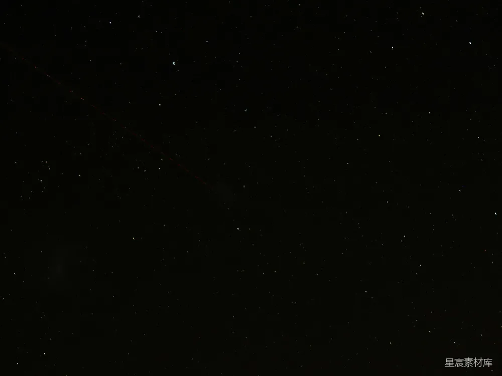 高清摄影  一个黑暗的天空中闪烁着星星，远处有一架飞机。