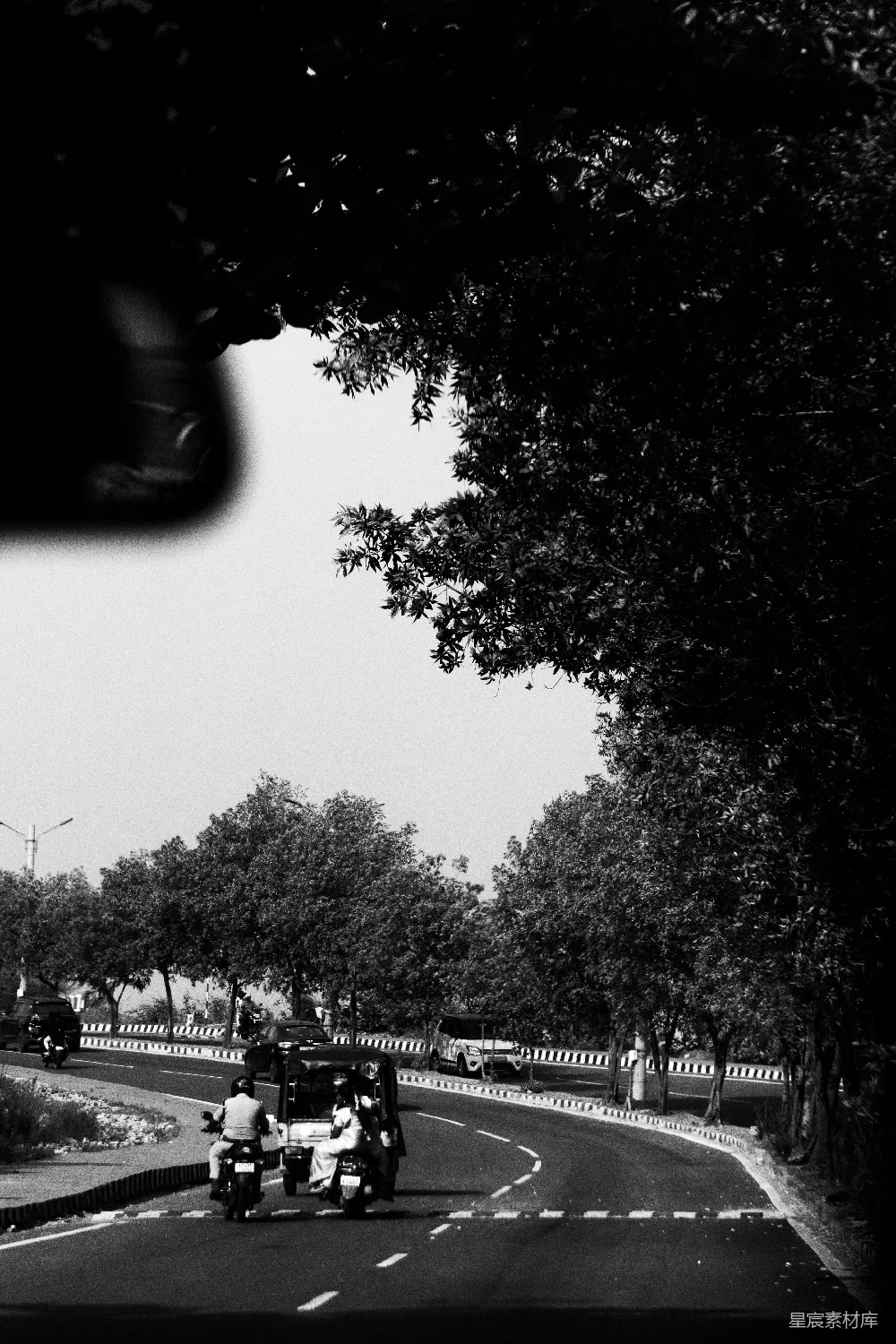 高清摄影 旅行 黑白照片中的蜿蜒道路。