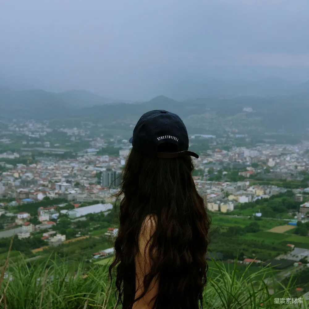 高清摄影  站在山顶的女人