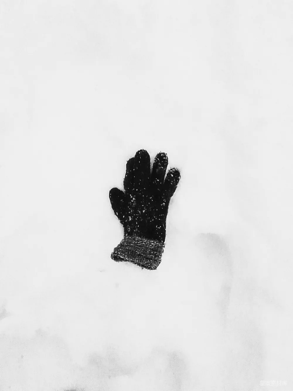 高清摄影  一只手套坐在雪地上