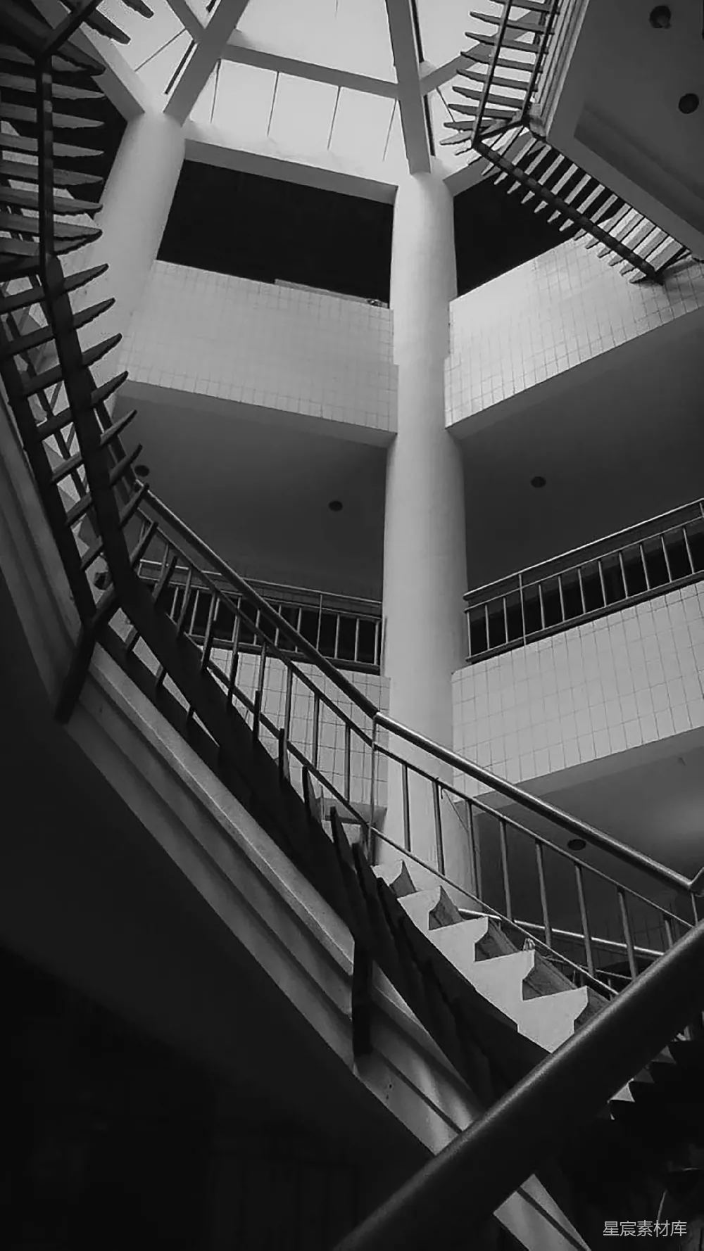高清摄影  一张黑白照片，显示了一个螺旋楼梯。