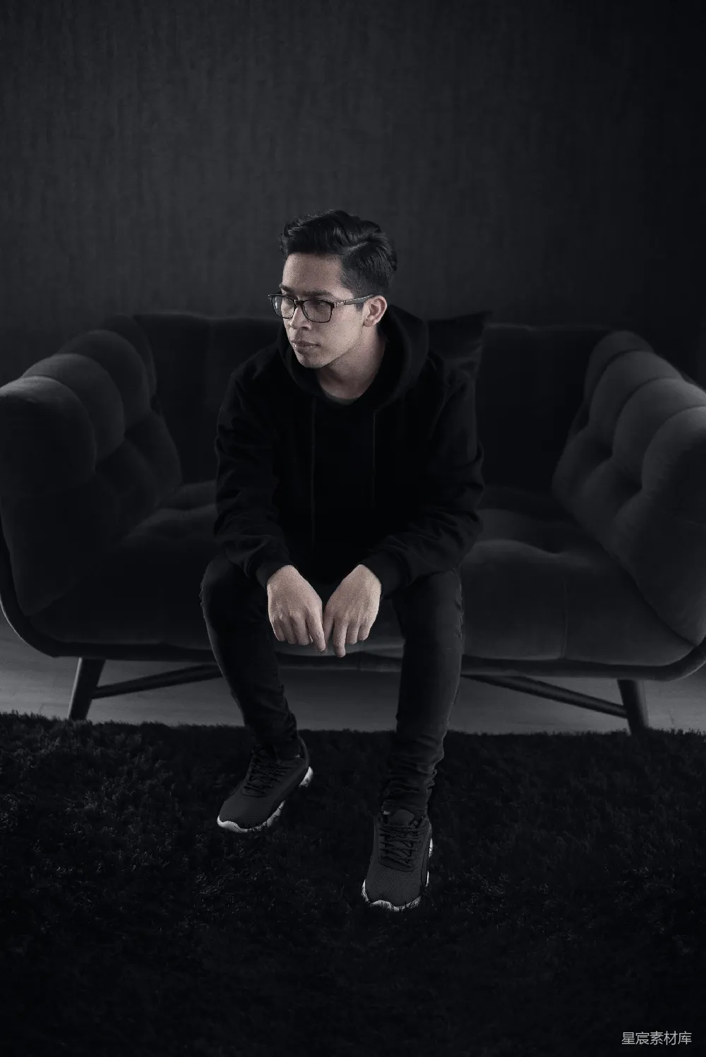 高清摄影  穿黑色夹克的男人坐在黑色沙发上