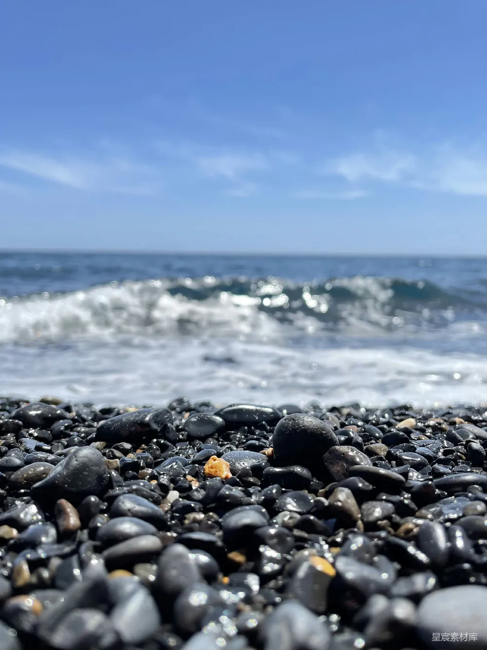 高清摄影  海滩上的岩石特写，靠近海洋。