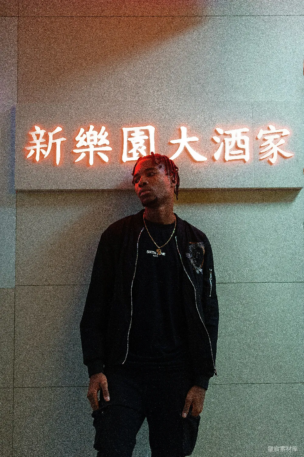 高清摄影  一个男人站在霓虹灯招牌前。