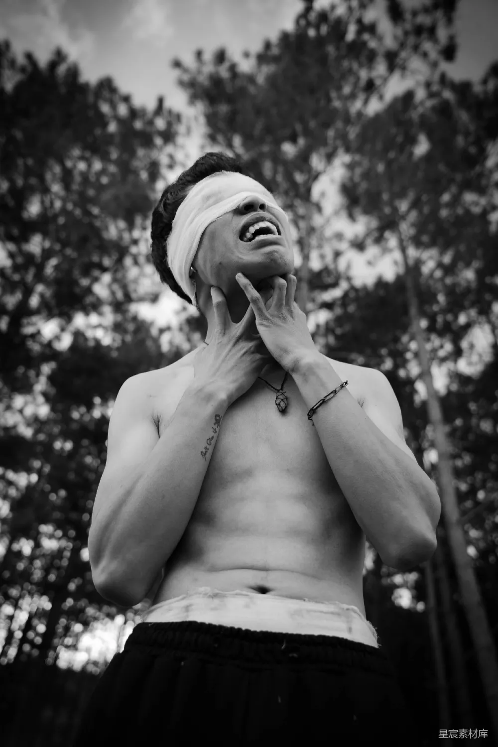 高清摄影  一个赤膊的男人头上围着一条毛巾。