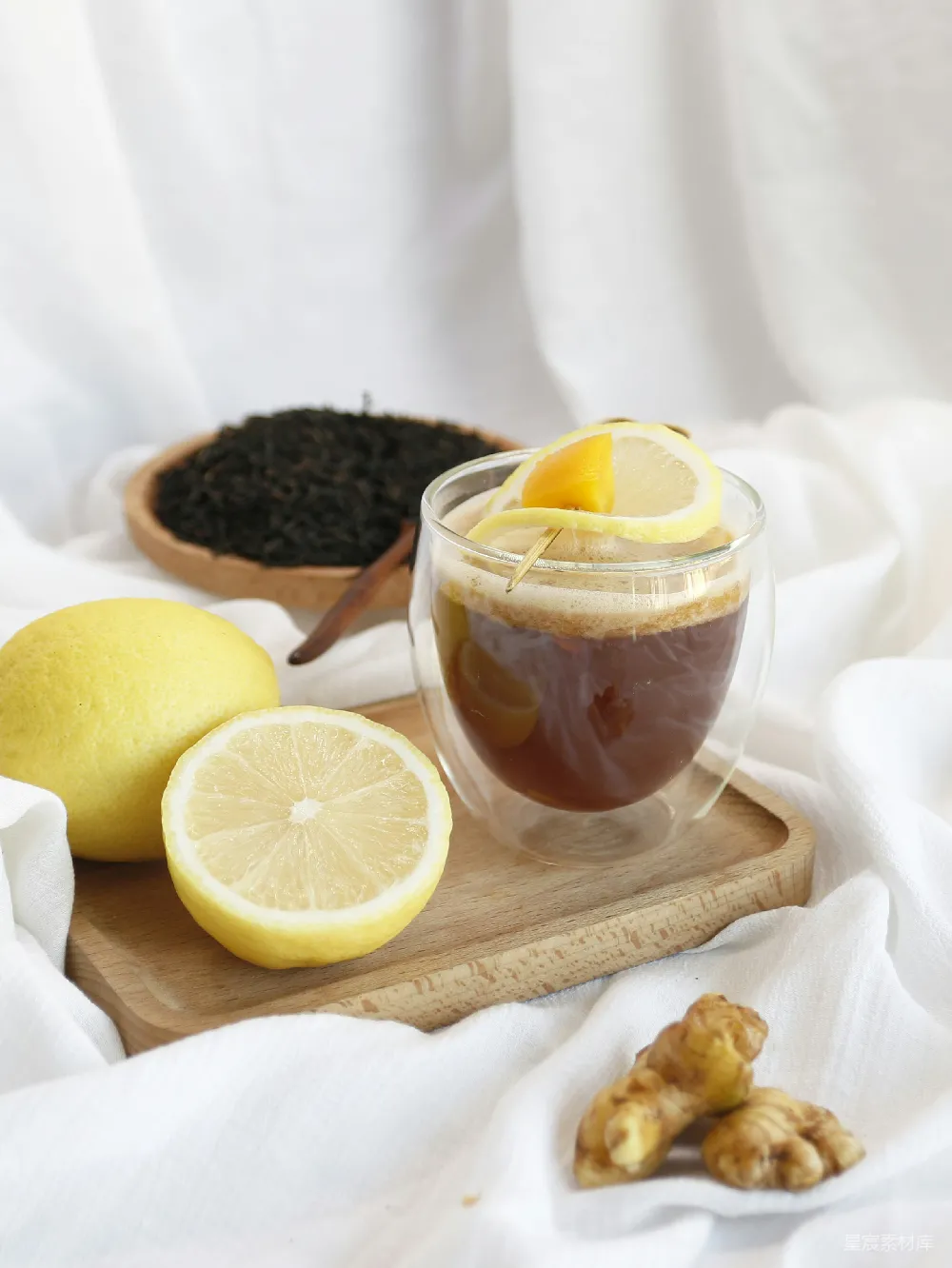 高清摄影  一杯加入柠檬和红茶的冰茶