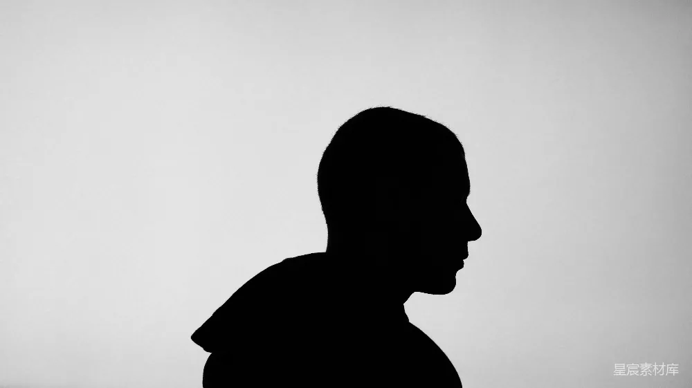 高清摄影  一个男人拿着手机的剪影