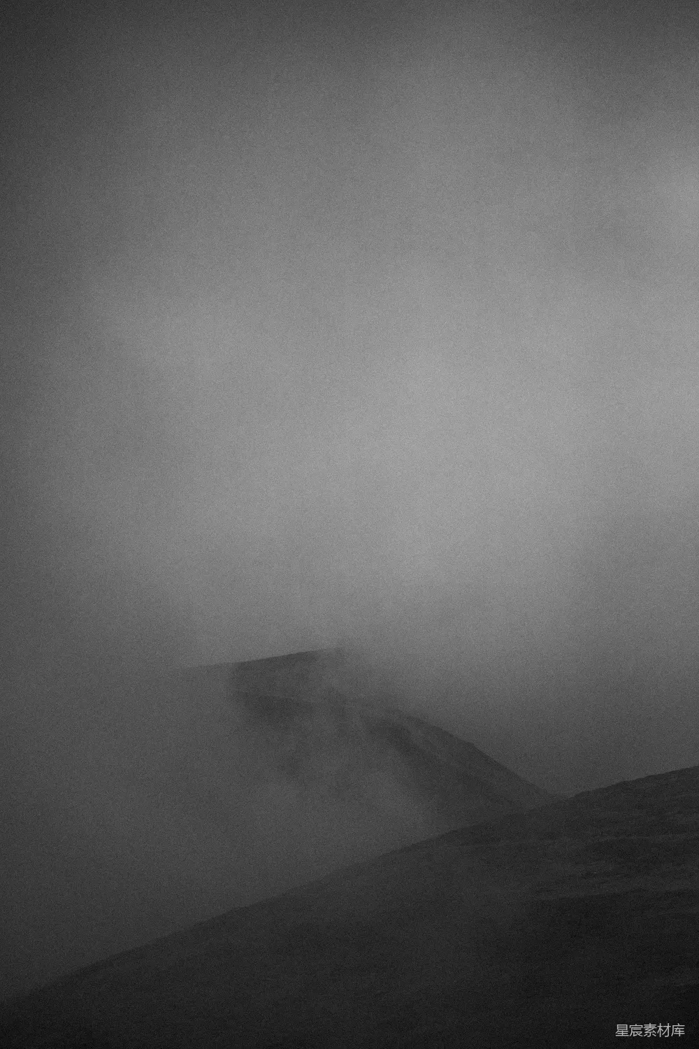 高清摄影 自然 电影 壁纸 旅行 一张黑白照片，展示了一座笼罩在薄雾中的山脉。