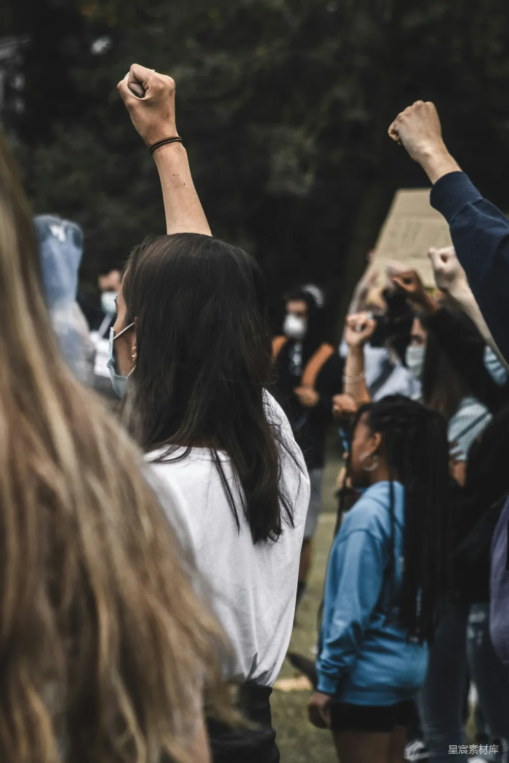 高清摄影  穿白衬衫的女人举起左手