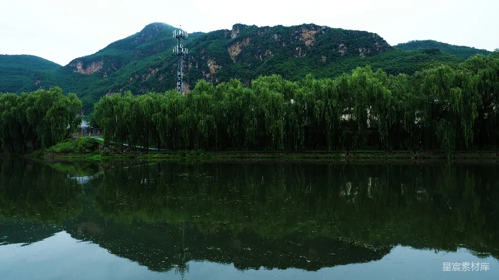 高清摄影  湖边树木环绕的风景摄影