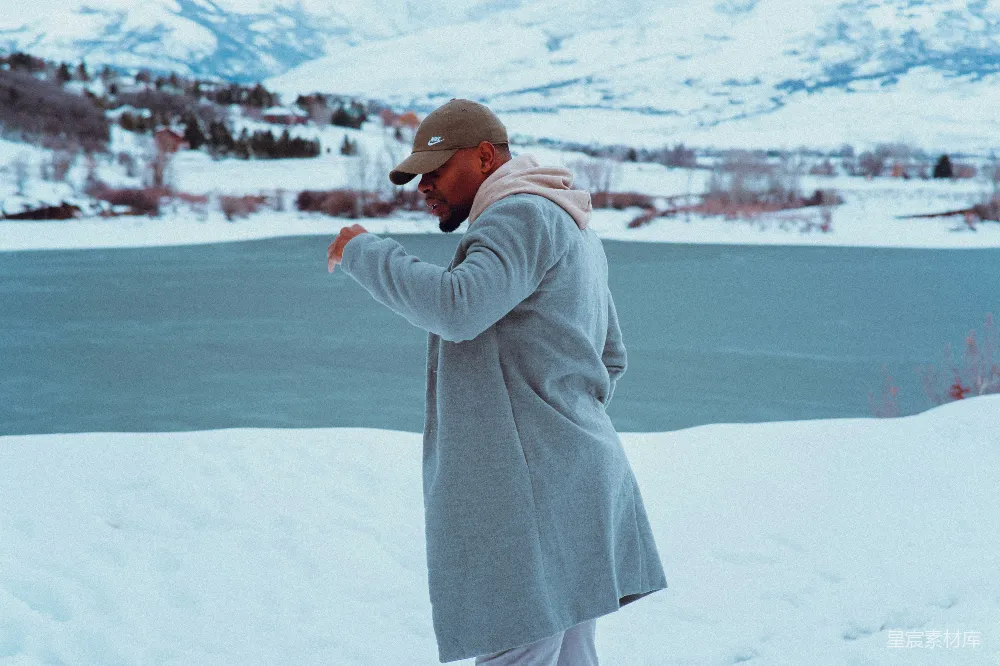 高清摄影  一个男人站在雪地里，穿着外套。