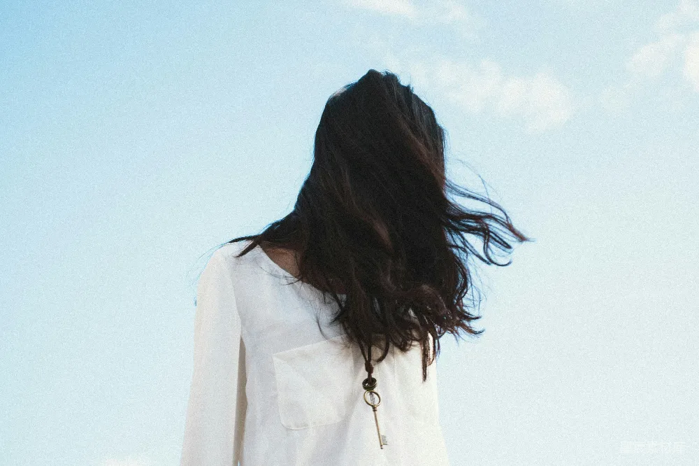 高清摄影  穿着白色衬衫的女人在多云的天空下