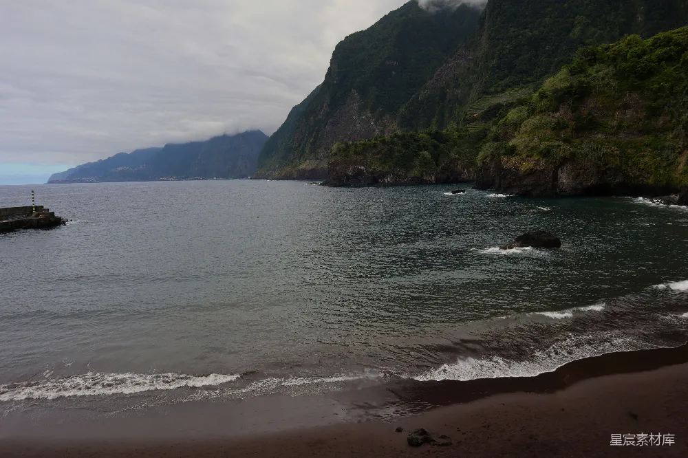 高清摄影  一片被山峦和树木环绕的水域