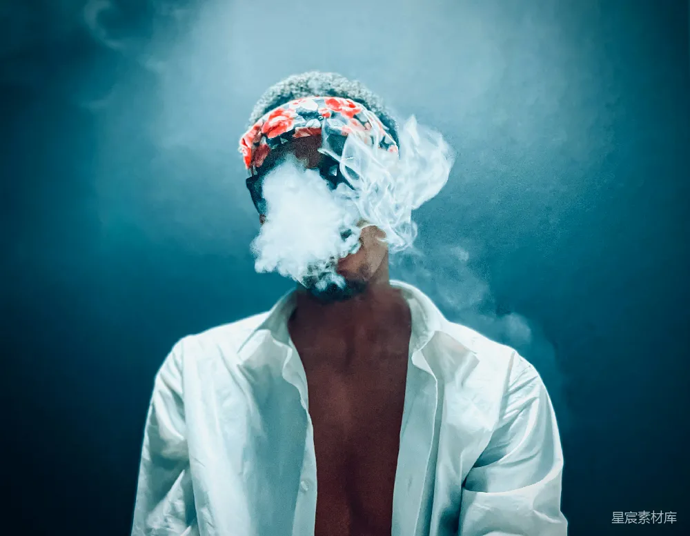 高清摄影 人物 一个戴着白色口罩、穿着白色衬衫的人
