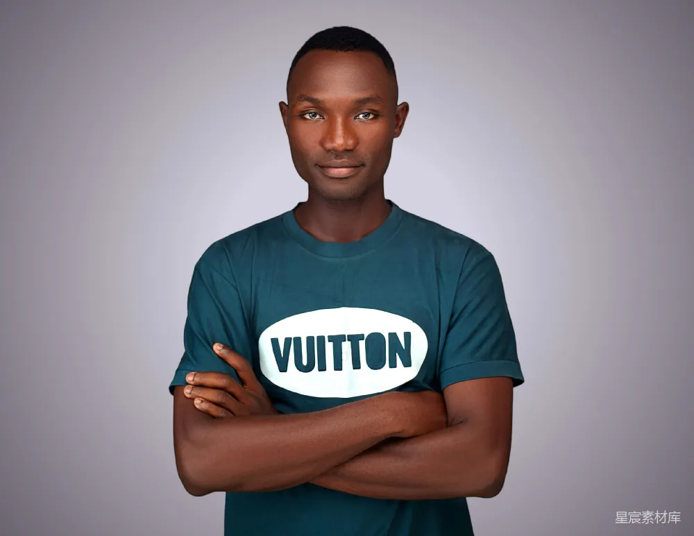 高清摄影  一个双臂交叉的男人，胸前挂着一块写有“vutton”的牌子。