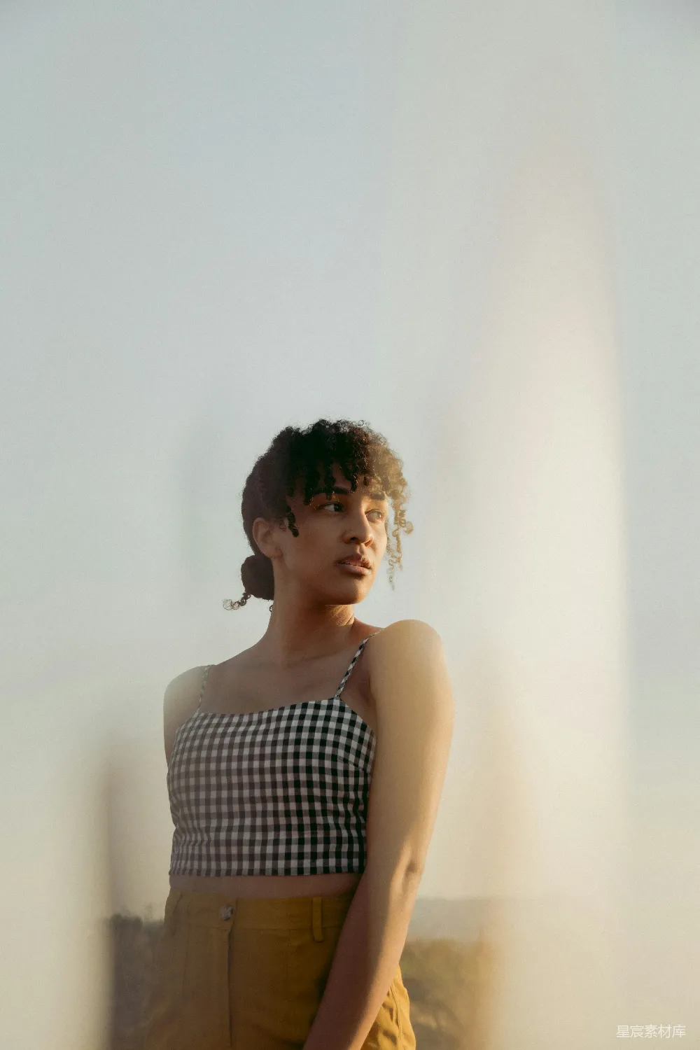 高清摄影  穿着黑白条纹吊带上衣的女人