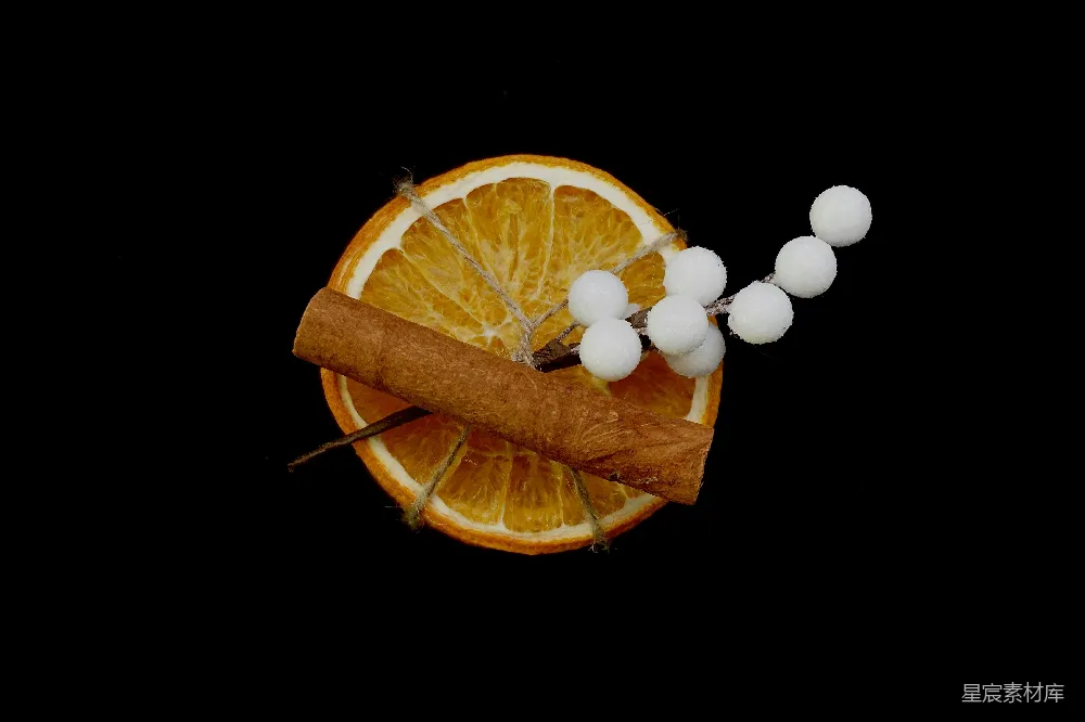 高清摄影  一片橙子片，上面放着一根雪茄。