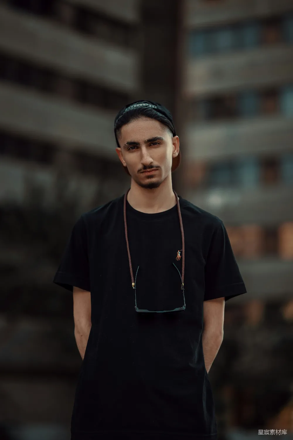 高清摄影  一个男人站在一幢高楼前。
