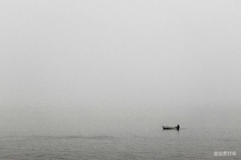 高清摄影  坐在白色的船上，漂浮在海洋的水面上。