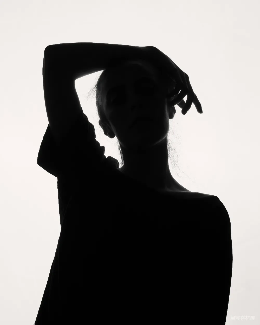 高清摄影  一张黑白照片，照片中一位女子双手放在头上。