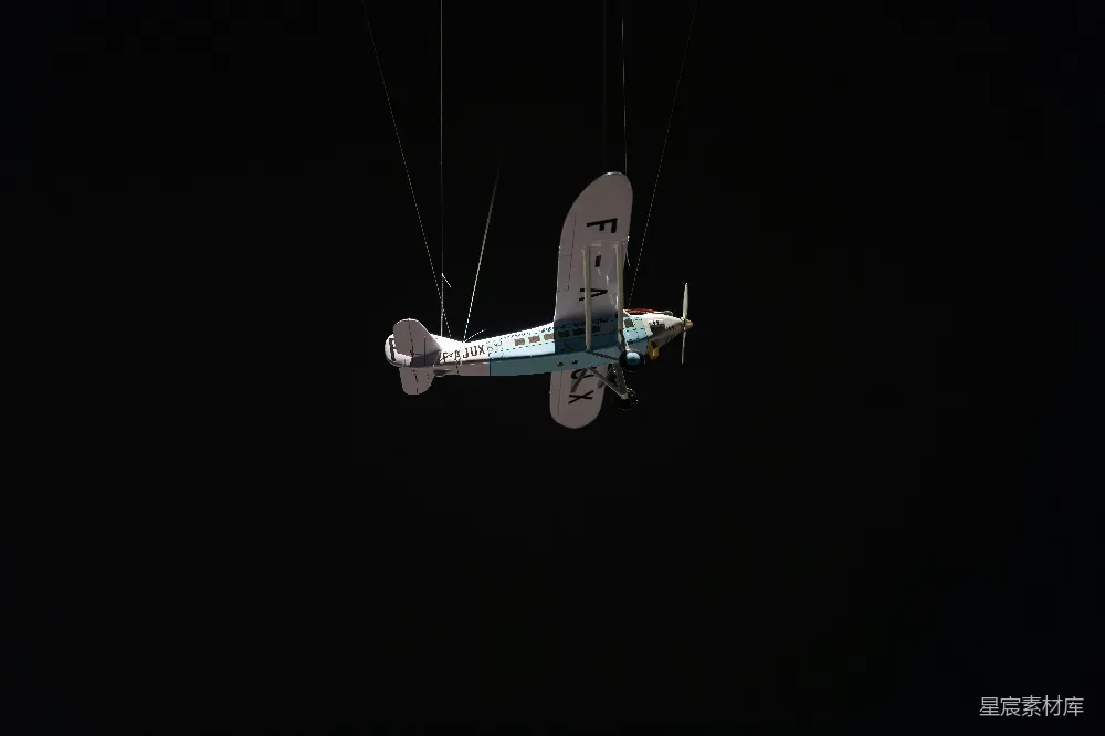 高清摄影 壁纸 一架小型飞机在黑暗的天空中飞行